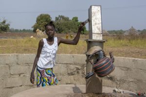 Vand pumpes op fra den nærliggende brønd